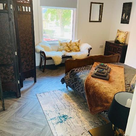 Funky Cozy Cottage With Outside Space 伊斯特布恩 外观 照片