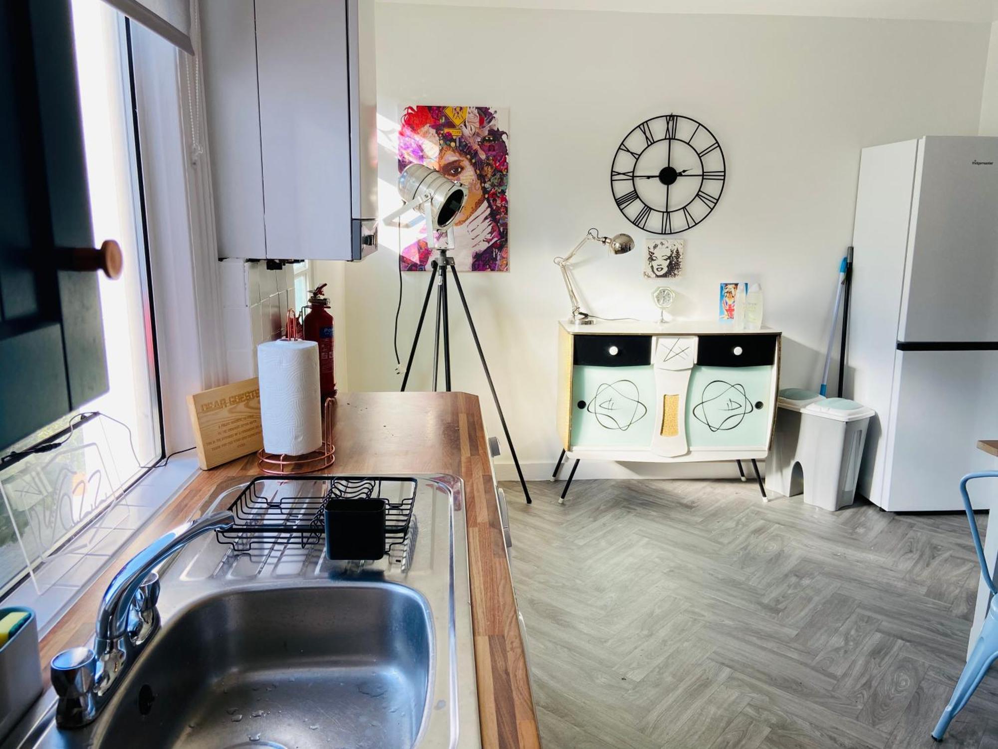 Funky Cozy Cottage With Outside Space 伊斯特布恩 外观 照片