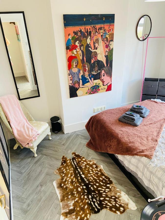 Funky Cozy Cottage With Outside Space 伊斯特布恩 外观 照片