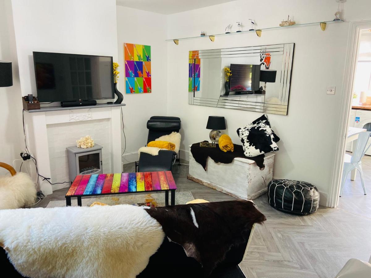 Funky Cozy Cottage With Outside Space 伊斯特布恩 外观 照片