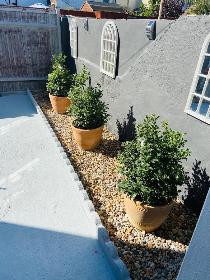 Funky Cozy Cottage With Outside Space 伊斯特布恩 外观 照片